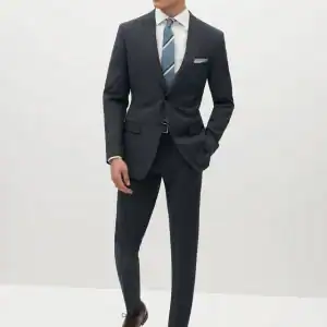 Elegant men's gray suit for wedding or formal occasions, stylish and tailored for a sophisticated look.