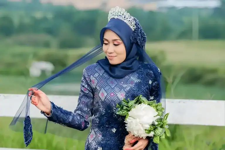 How to Accessorize a Navy Blue Dress for a Wedding